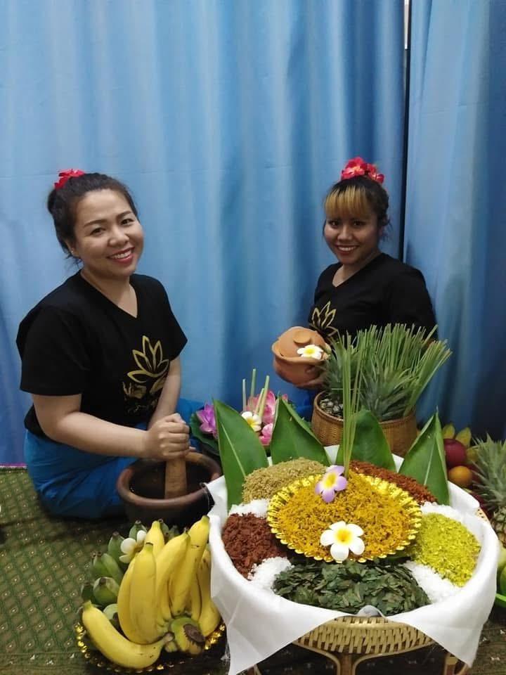 Yuyee bei der Kräuterstempel Ausbildung in Thailand